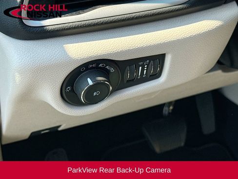 Used 2023 Chrysler Pacifica Touring-L FWD image 10
