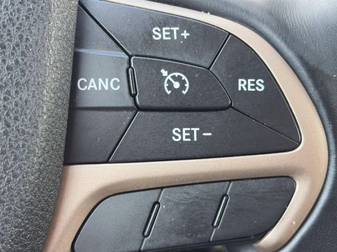 Used 2017 Jeep Cherokee Latitude AWD/4WD image 18