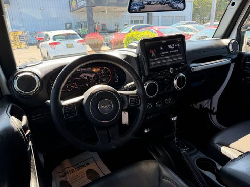 Used 2017 Jeep Wrangler Unlimited Rubicon w/ Connectivity Group AWD/4WD image 7