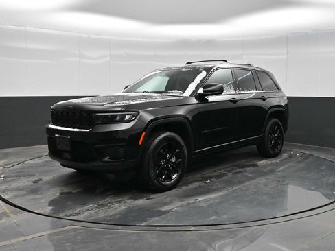 Used 2024 Jeep Grand Cherokee Altitude image 1