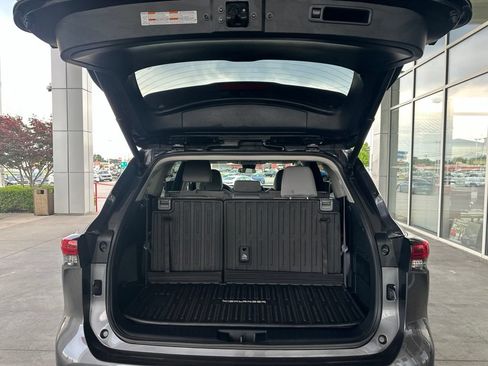 Used 2022 Toyota Highlander LE AWD/4WD image 17