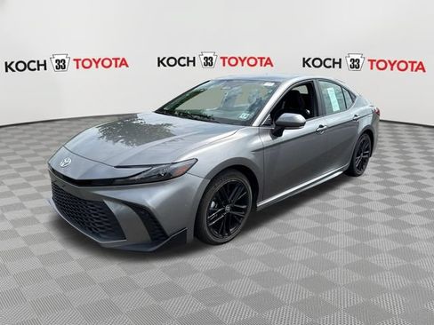 Used 2025 Toyota Camry SE FWD image 3