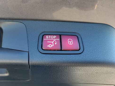 Used 2021 Mercedes-Benz GLB 250 4MATIC w/ Premium Package image 15