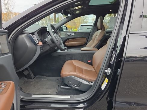 Certified 2023 Volvo XC60 B5 Plus w/ Protection Package Premier image 4