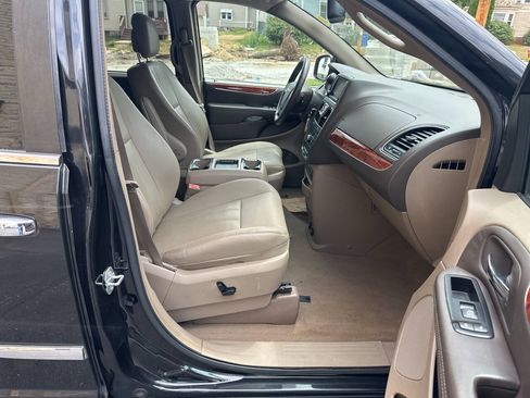 Used 2015 Chrysler Town & Country Touring-L w/ Driver Convenience Group FWD image 12