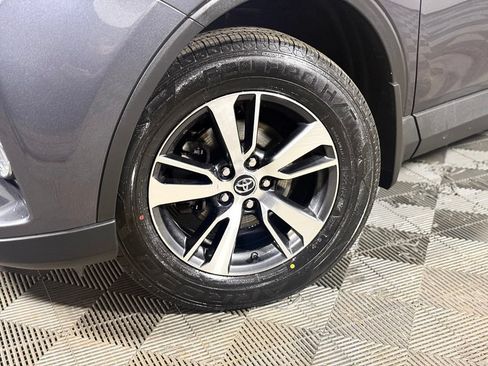 Used 2018 Toyota RAV4 XLE AWD/4WD image 2
