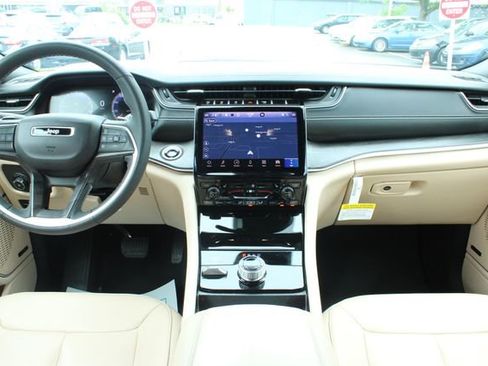 Used 2025 Jeep Grand Cherokee Limited AWD/4WD image 17