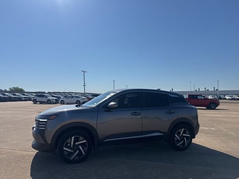 Used 2025 Nissan Kicks SV w/ Charging Package FWD image 11