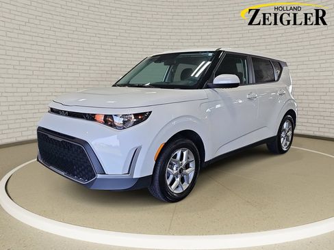 Certified 2025 Kia Soul LX w/ LX Technology Package FWD image 1