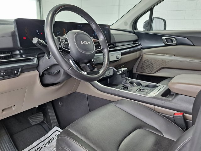 Used 2025 Kia Carnival FWD image 8