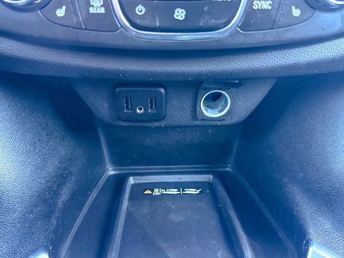 Used 2023 Chevrolet Traverse LT image 34