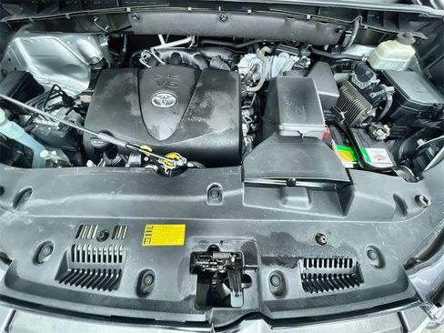 Used 2017 Toyota Highlander Limited Platinum w/ Carpet Mat Package image 11