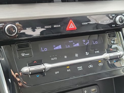 Used 2024 Kia Carnival EX FWD image 27