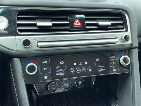 Used 2025 Genesis G70 2.5T image 30