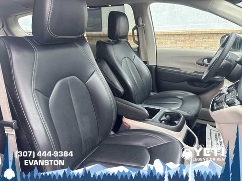 Used 2023 Chrysler Pacifica Touring-L FWD image 13