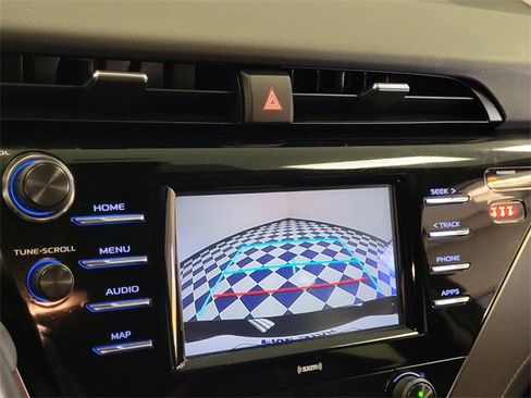 Used 2020 Toyota Camry SE image 18