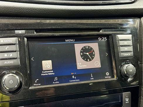 Used 2018 Nissan Rogue SV image 16