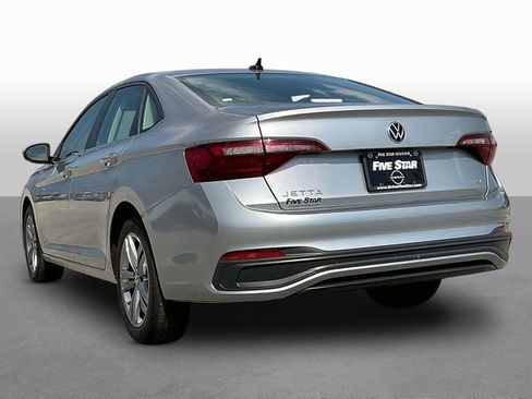 Used 2024 Volkswagen Jetta SE FWD image 5