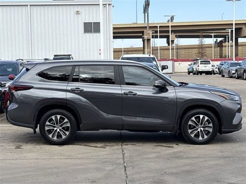 Used 2024 Toyota Highlander XLE image 3