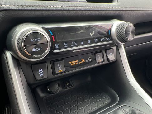 Used 2020 Toyota RAV4 XLE Premium image 23