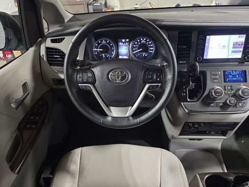 Used 2018 Toyota Sienna XLE Premium image 19