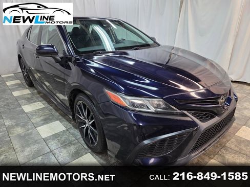 Used 2021 Toyota Camry SE image 1