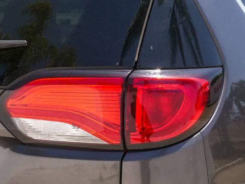 Used 2019 Chrysler Pacifica Touring-L FWD image 9