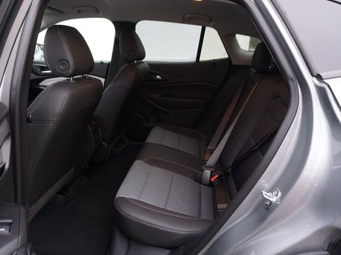 Used 2025 Chevrolet Trax LT w/ LT Convenience Package image 10