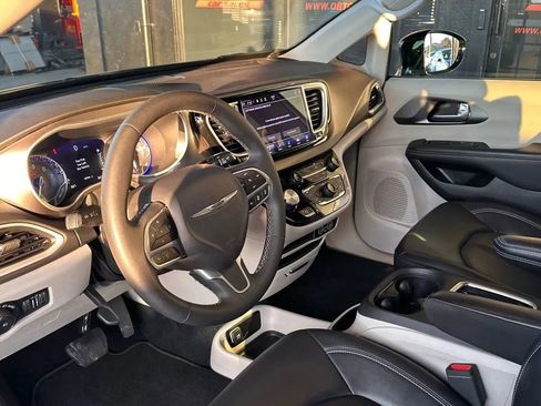 Used 2024 Chrysler Pacifica Touring-L image 7