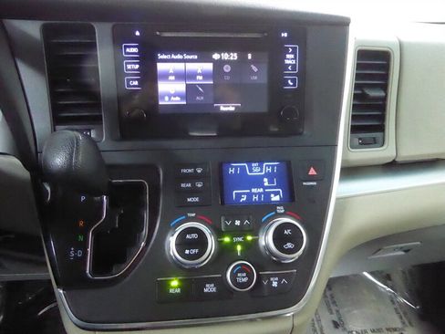 Used 2017 Toyota Sienna L image 14