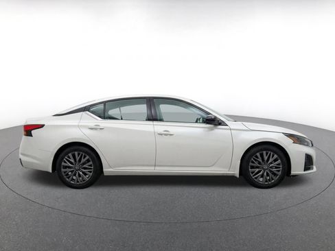 Used 2025 Nissan Altima 2.5 SV FWD image 10