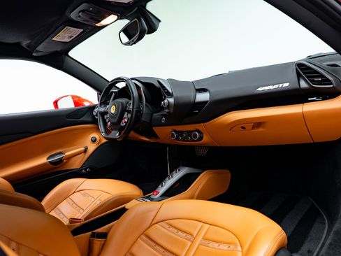 Used 2018 Ferrari 488 GTB RWD image 40