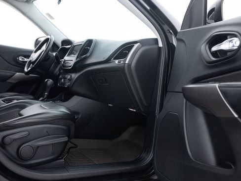 Used 2019 Jeep Cherokee Latitude Plus w/ Cold Weather Group FWD image 30
