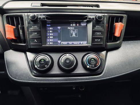 Used 2017 Toyota RAV4 LE FWD image 6