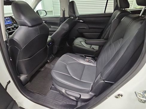 Used 2021 Toyota Highlander XLE AWD/4WD image 32