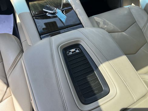 Used 2019 Cadillac Escalade ESV Luxury AWD/4WD image 23
