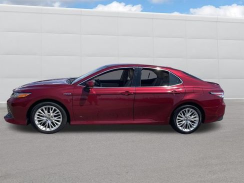 Used 2020 Toyota Camry XLE FWD image 2