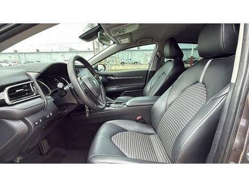Used 2022 Toyota Camry SE FWD image 11