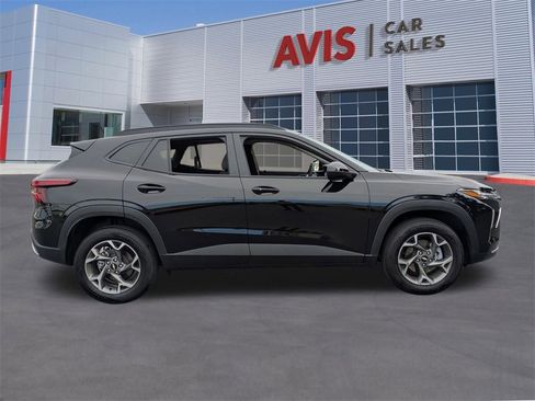 Used 2025 Chevrolet Trax LT w/ LT Convenience Package image 5