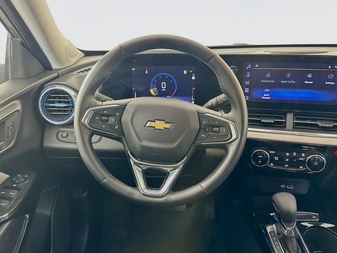 Used 2025 Chevrolet Trax LT w/ LT Convenience Package image 17