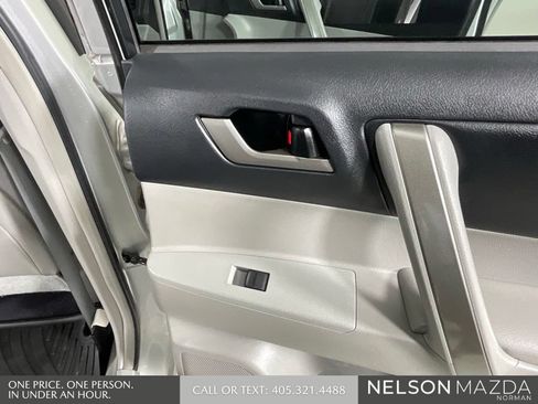 Used 2013 Toyota Highlander SE FWD image 23