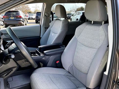 Certified 2024 Toyota Sienna LE image 7