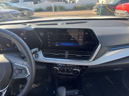 Used 2025 Chevrolet Trax LT w/ LT Convenience Package image 18