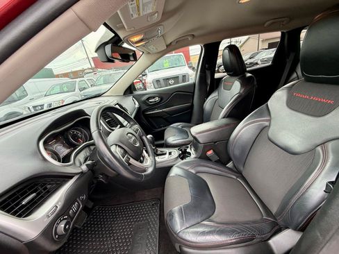 Used 2017 Jeep Cherokee Trailhawk w/ Comfort/Convenience Group AWD/4WD image 14