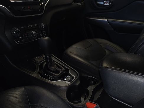 Used 2019 Jeep Cherokee Limited FWD image 26