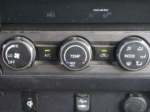 Used 2019 Toyota Tacoma TRD Sport AWD/4WD image 9