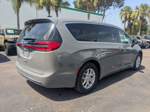 Used 2025 Chrysler Pacifica Select FWD image 4