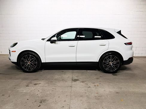 Used 2025 Porsche Cayenne image 2