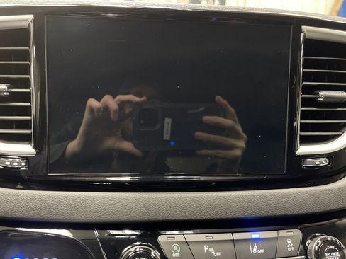 Used 2024 Chrysler Pacifica Touring-L image 26