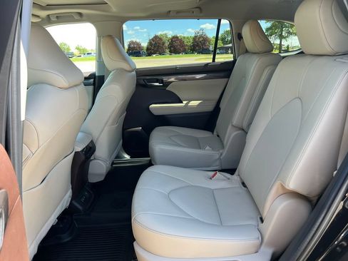 Used 2022 Toyota Highlander Limited AWD/4WD image 4
